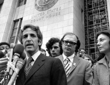 Daniel Ellsberg habla a los reporteros en junio de 1973