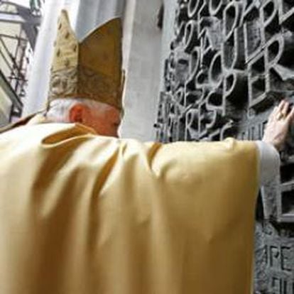 El Papa Benedicto XVI a su entrada a la Sagrada Familia