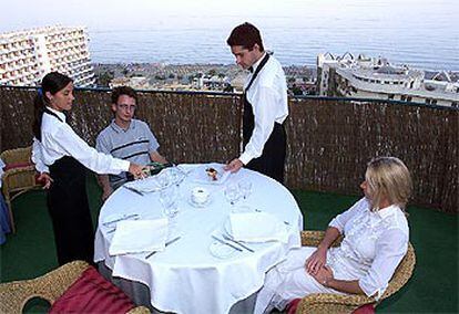 Terraza del restaurante Med, en lo alto de  un edificio de Torremolinos (Málaga).