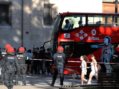 Agentes de la  Ertzaintza vigilan la zona acordonada en el paseo del Arenal, en Bilbao, donde Vox celebraba un mitin electoral.