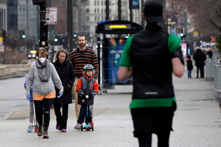 Familias paseando por Chicago el sábado por la tarde cuando han cerrado los parques.