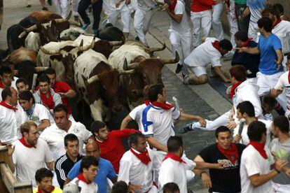 Los mozos corren delante de los toros de la ganadería de Torrestrella.