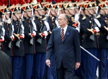 Jacques Chirac, cuando era presidente de Francia en 2007, pasa revista a las tropas durante la ceremonia del 62º aniversario del final de la Segunda Guerra Mundial en París.