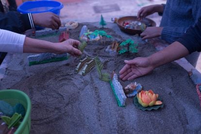 Las figuritas que se utilizan en el 'SandPlay' de la Casita de los Picaflores representan animales, plantas y construcciones propias de la zona. De tal modo que los niños que acuden a los talleres del centro no se sienten extraños al contar sus experiencias a través de estos objetos. 