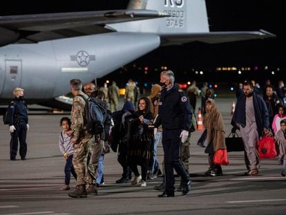 Evacuados afganos llegan al aeropuerto internacional de Prístina en un avión militar estadounidense, el pasado agosto.
