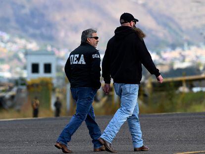 Dos agentes de la DEA, durante una operación en Centroamérica.