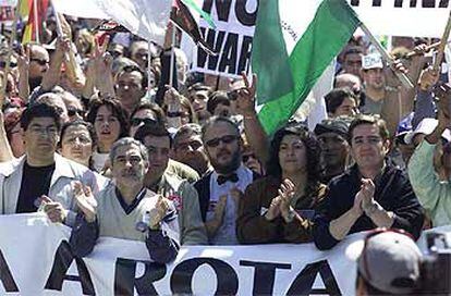 De izquierda a derecha, en primer plano de la cabeza de la marcha sobre Rota, los dirigentes de IU Diego Valderas y Gaspar Llamazares y los escritores Almudena Grandes y Luis García Montero.

La marcha de Madrid avanza hacia la base de Torrejón. / ULY MARTÍN