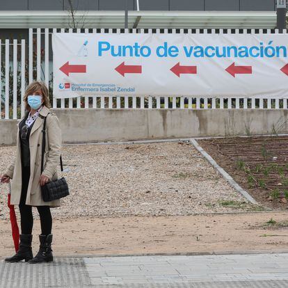Rosaura Calahorra, vecina de San Sebastián de los Reyes en el momento de desplazarse al Hospìtal Isabel Zendal para su vacunación contra el Covid-19.