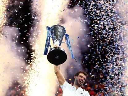 Dimitrov eleva el trofeo del Masters, ayer en Londres.