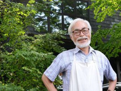 Hayao Miyazaki, frente a su estudio en Tokio.