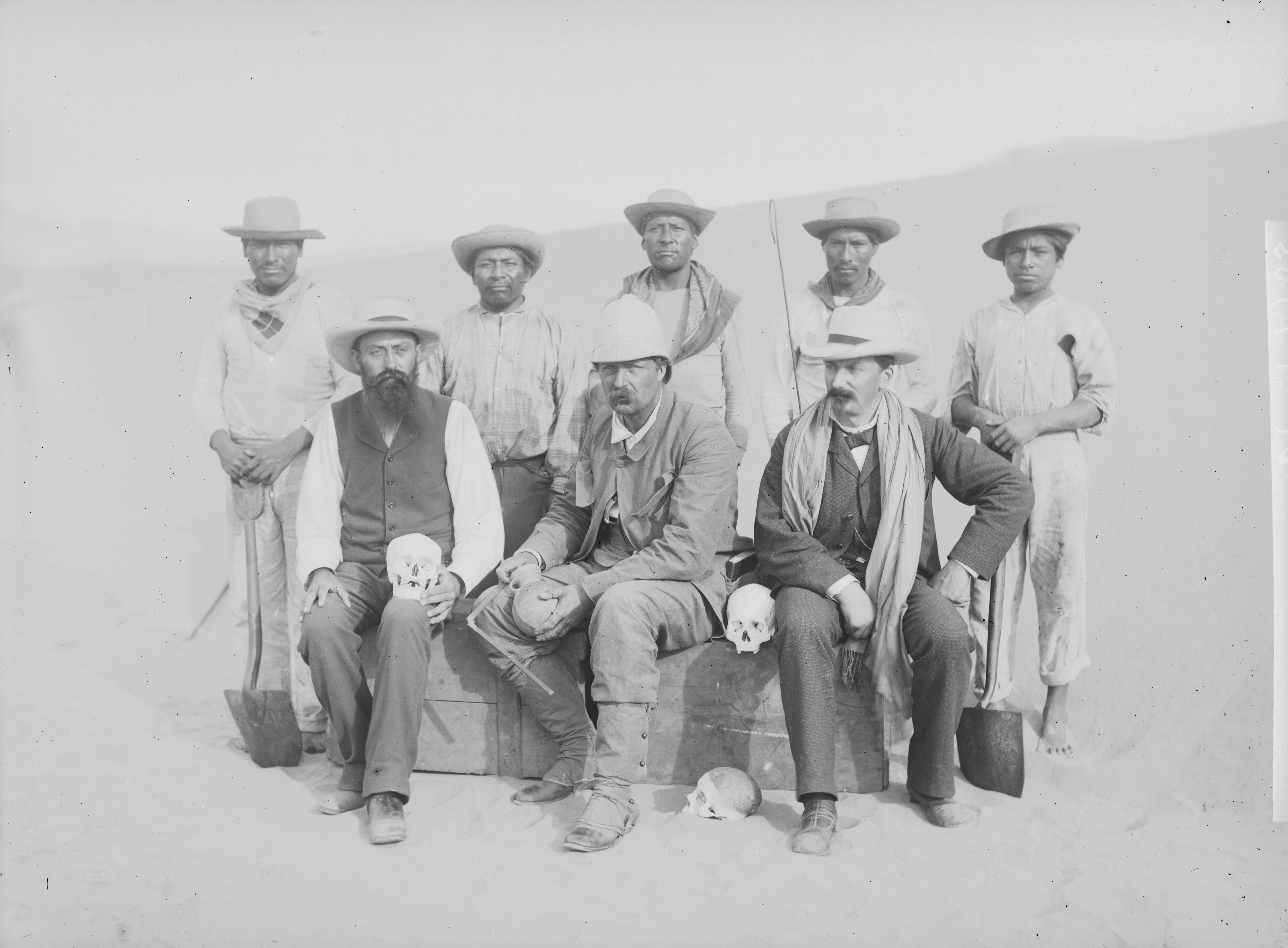 El abridor de tumbas y coleccionista estadounidense George Kiefer (izquierda) con el arqueólogo sueco Knut Hjalmar Stolpe (centro) y su equipo en 1884.