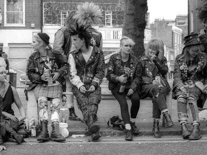 Un grupo de punks con botas Dr Martens en Londres en 1983.