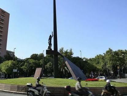 El monumento a la República en la plaza de Llucmajor, en Barcelona.
