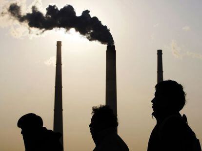 Chimeneas de una central el&eacute;ctrica en Shangh&aacute;i (China) en 2009. 