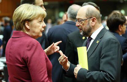 La canciller alemana Angela Merkel y el presidente del Parlamento Europeo, Martin Schulz en la Cumbre de l&iacute;deres de la Uni&oacute;n Europea (UE) en Bruselas, B&eacute;lgica. 