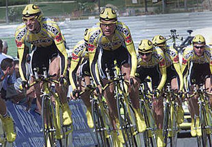 Los ciclistas del equipo ONCE-Eroski, en pleno esfuerzo.