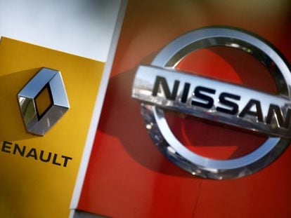 Logos de las automovilísticas Nissan y Renault.