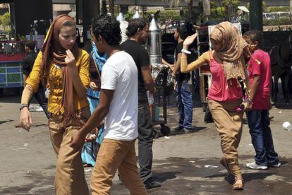 Dos jóvenes intentan deshacerse de varios hombres en una calle de El Cairo el 19 de agosto, primer día de celebraciones por el final del Ramadán.
