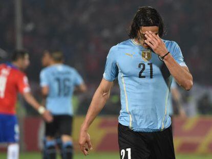 Cavani deja el terreno de juego tras ser expulsado ante Chile.
