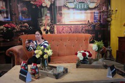 Una fan se hace un 'selfie' en el sofá de 'Friends'.