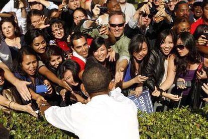 El presidente de EE UU, Barack Obama, saluda a seguidores del Partido Demócrata en Los Ángeles.
