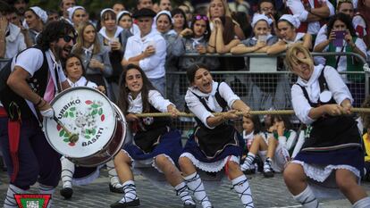 Un grupo de mujeres participa este año en el juego de la 'sokatira' en Basauri.