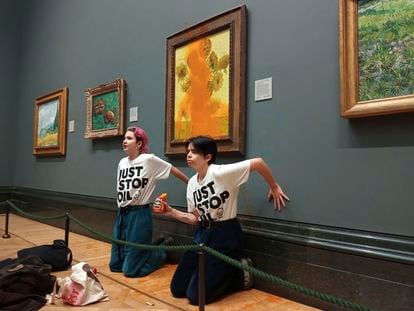 Las dos ecologistas que arrojaron tomate sobre 'Los girasoles' de Van Gogh en la National Gallery de Londres el día 14, con sus manos pegadas con cola a la pared.