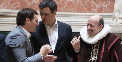 Rivera, S&aacute;nchez y Tallaf&eacute; durante el homenaje a Cervantes.