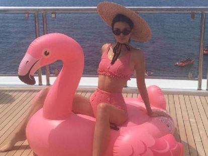 Kendall Jenner con el flamenco rosa que subió a su yate.