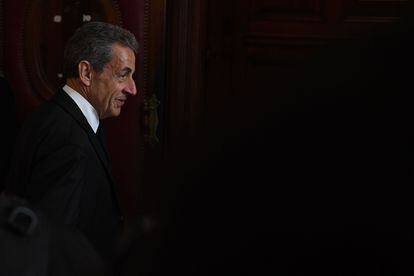 El expresidente conservador francés Nicolas Sarkozy llega este lunes a los tribunales de París para ser juzgado por corrupción.