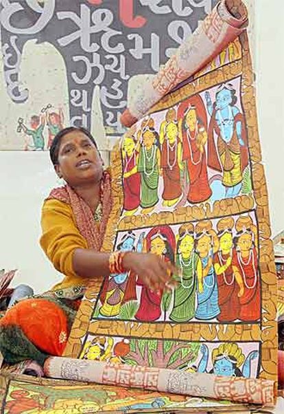 Una contadora de cuentos india muestra sus obras en la Feria de Francfort ayer.