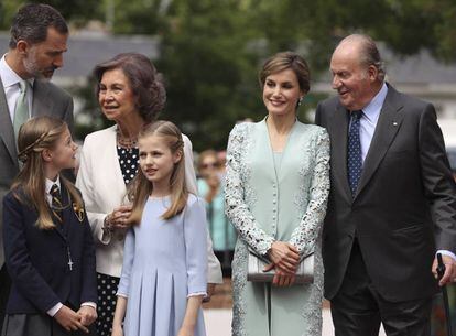 La infanta Sofía, junto a sus padres los Reyes Felipe y Letizia, su hermana y sus abuelos, los reyes eméritos.