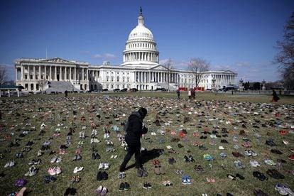 Protesta en marzo de 2018 ante el Capitolio para pedir un mayor control de armas en Estados Unidos. Colocaron siete mil pares de zapatos para representar el número de niños asesinados en tiroteos masivos en escuelas desde la matanza en la escuela de primaria de Sandy Hook en diciembre de 2012.