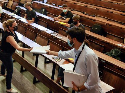 El tribunal de la Universidad de Economía y Empresa de Barcelona, reparte los exámenes de acceso a la universidad.