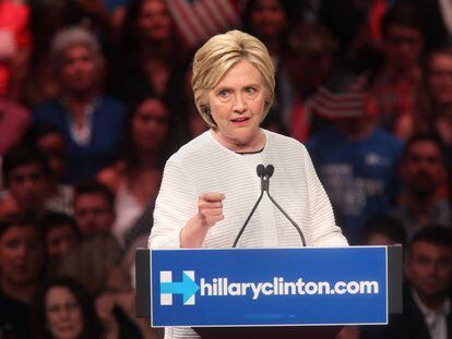 Hillary Clinton se dirige a sus seguidores en un mitin en New Jersey.