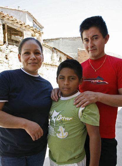 Irine Entza, Gilberto Galeas y su hijo Raúl, la familia ecuatoriana que se ha instalado en Crivillén, localidad despoblada de Teruel.