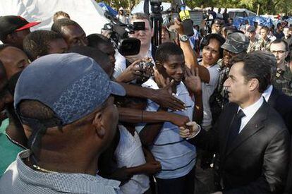 Nicolas Sarkozy, rodeado de haitianos durante su breve visita a Puerto Príncipe.