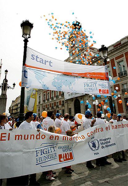 Cabecera de la marcha contra el hambre en la Puerta del Sol de Madrid.

Manifestación contra el hambre en Lisboa.