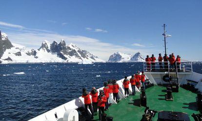 Vista desde el barco principal utilizado durante el viaje, cerca de Paradise Bay, en la Península Antártica.
