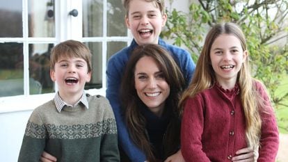 La princesa de Gales, Kate Middleton, junto a sus tres hijos en la fotografía que ella ha admitido haber manipulado y que fue difundida por el palacio Kensington.