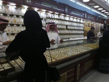 Una mujer mira joyas en Jeddah, en Arabia Saud&iacute;.