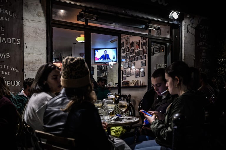 Un grupo de clientes charla en una terraza en Burdeos, durante el anuncio de Macron el pasado 28 de octubre.