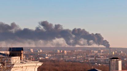 Una columna de humo, en el aeródromo de Kursk.