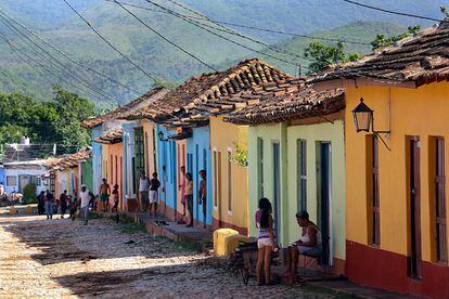 La ciudad colonial fundada hace 500 años simboliza la pujanza de la iniciativa privada en Cuba y el riesgo para conservar el patrimonio. En la imagen, una de las calles de la ciudad cubana de Trinidad, con las montañas del Escambray al fondo.