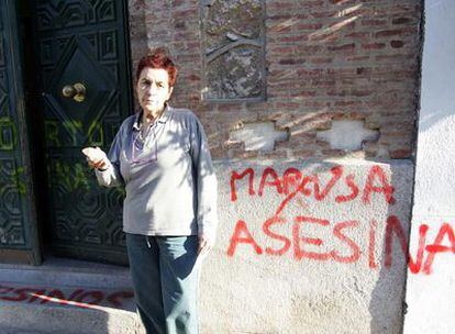 Empar Pineda, portavoz de Isadora, muestra pintadas y una piedra lanzada contra la clínica en 2006.