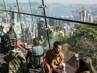 Vistas de Hong Kong desde el Café Patrons, en la cima de Victoria Peak, el punto más alto de la isla.