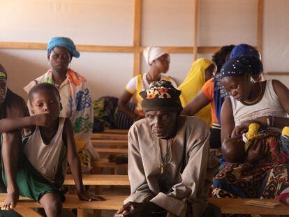 Un grupo de personas aguarda en la sala de espera de la clínica de la ciudad Kongoussi, en el centro de Burkina Faso.