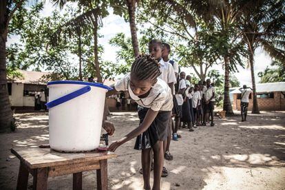 Niños esperan la cola para lavarse las manos en uno de los grifos instalados en las escuelas de las áreas afectadas por el ébola para ayudar a contener el brote en la ciudad de Mbandaka (República Democrática del Congo).