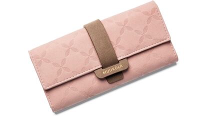 Se trata de una cartera minimalista para público femenino con unas costuras muy bien rematadas.