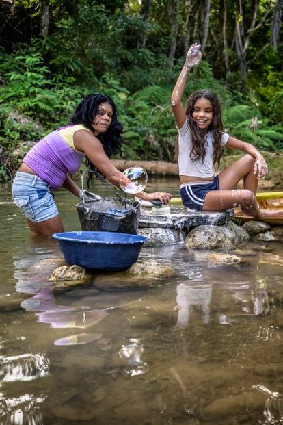La pequeña Arlén Isbet juega con el jabón mientras su madre lava la ropa en el río de San Andrés de los Indios, junto a su casa de la comunidad de La Escondida. El río es el eje de la vida de la comunidad, el lugar donde las mujeres se encuentran cada día para recoger agua y lavar.